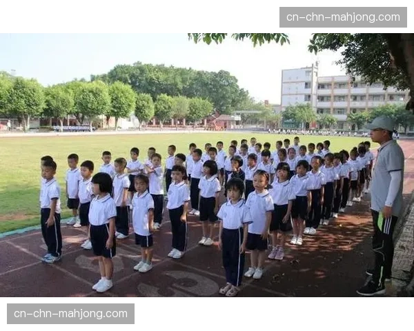 足球公益项目走进乡村小学，捐赠足球装备